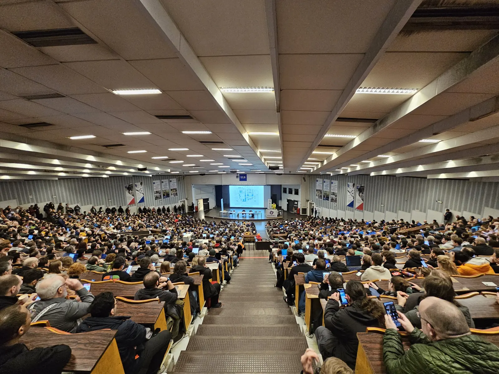 Grand auditoire universitaire rempli d’étudiants