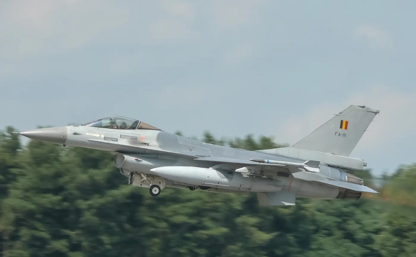 Avion de combat F-16 aux couleurs belges au décollage
