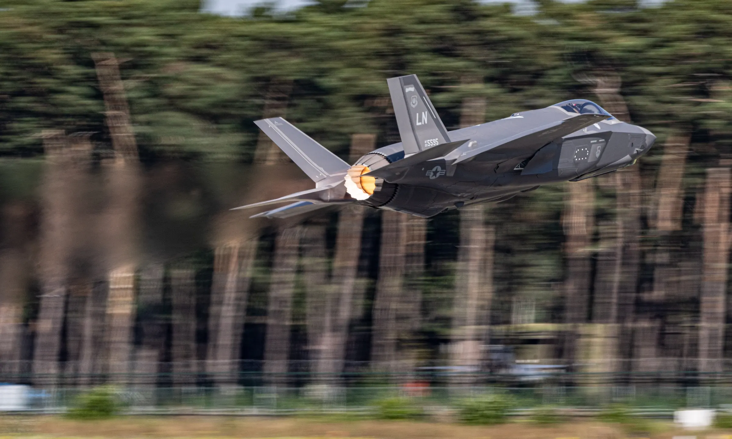 Avion de combat F-35A au décollage, postcombustion allumée